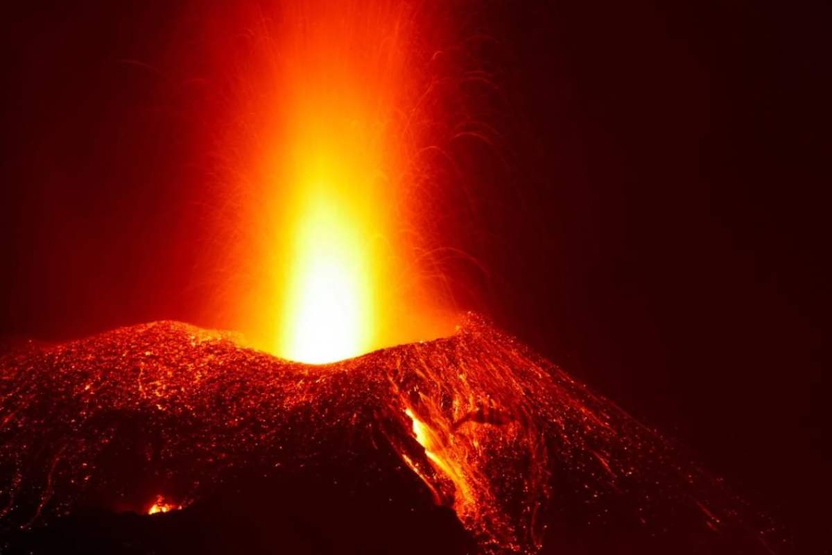 Вулкан на Канарах извергается с новой силой: в небо бьют фонтаны лавы Вулкан на Канарах извергается с новой силой: в небо бьют фонтаны лавы