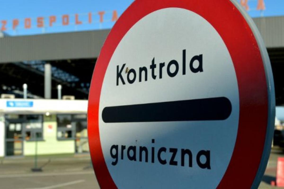 Нелегали на кордоні з Білоруссю закидали польських військових пляшками і гілками Нелегали на кордоні з Білоруссю закидали польських військових пляшками і гілками