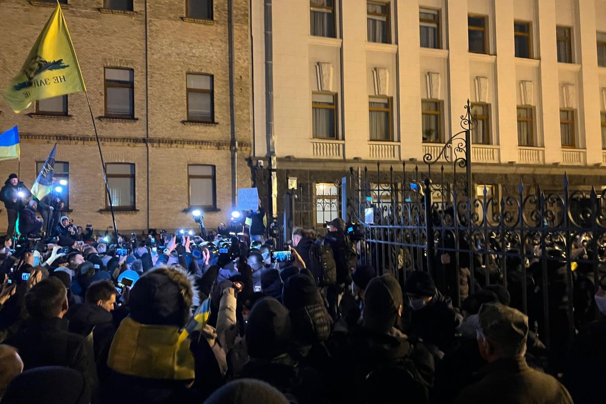 У Києві пройшов марш на честь Героїв Небесної сотні: люди попрямували до ОПУ, правоохоронці перекрили Банкову