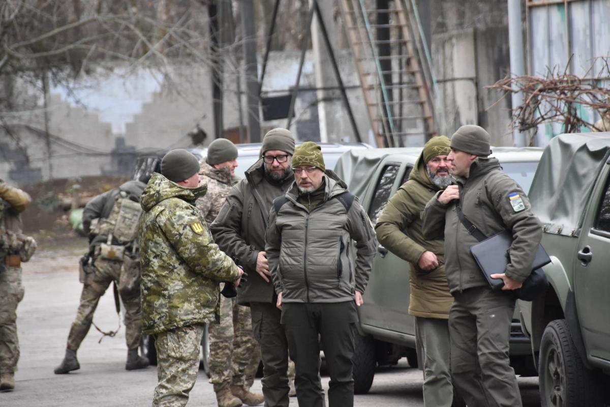 Резников вместе с главнокомандующим ВСУ отправился в зону ООС Резников вместе с главнокомандующим ВСУ отправился в зону ООС