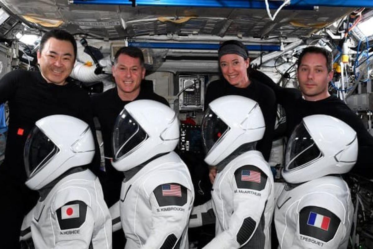 Астронавти SpaceX повернулися на Землю після піврічної місії Астронавти SpaceX повернулися на Землю після піврічної місії