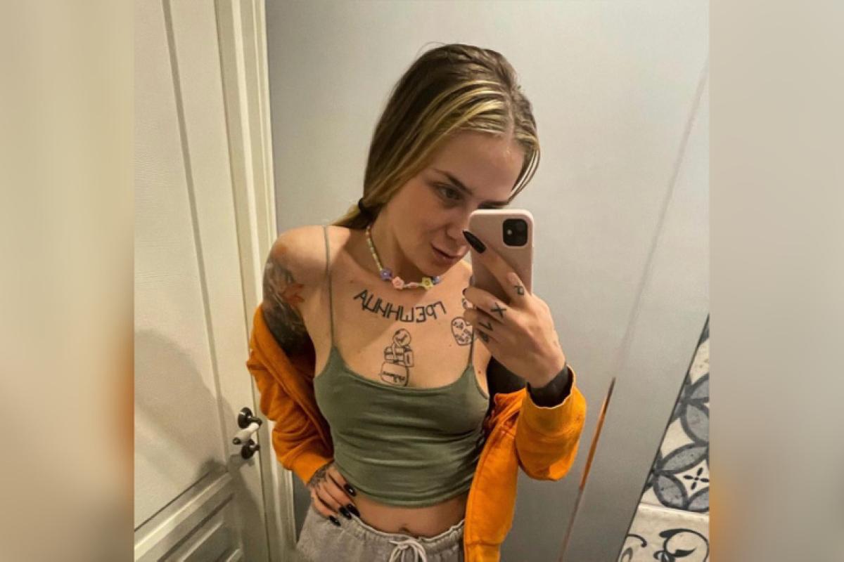 Інста-блогерка, що втекла з України після Майдану, показала сідниці на фоні собору в Петербурзі і потрапила під суд Інста-блогерка, що втекла з України після Майдану, показала сідниці на фоні собору в Петербурзі і потрапила під суд