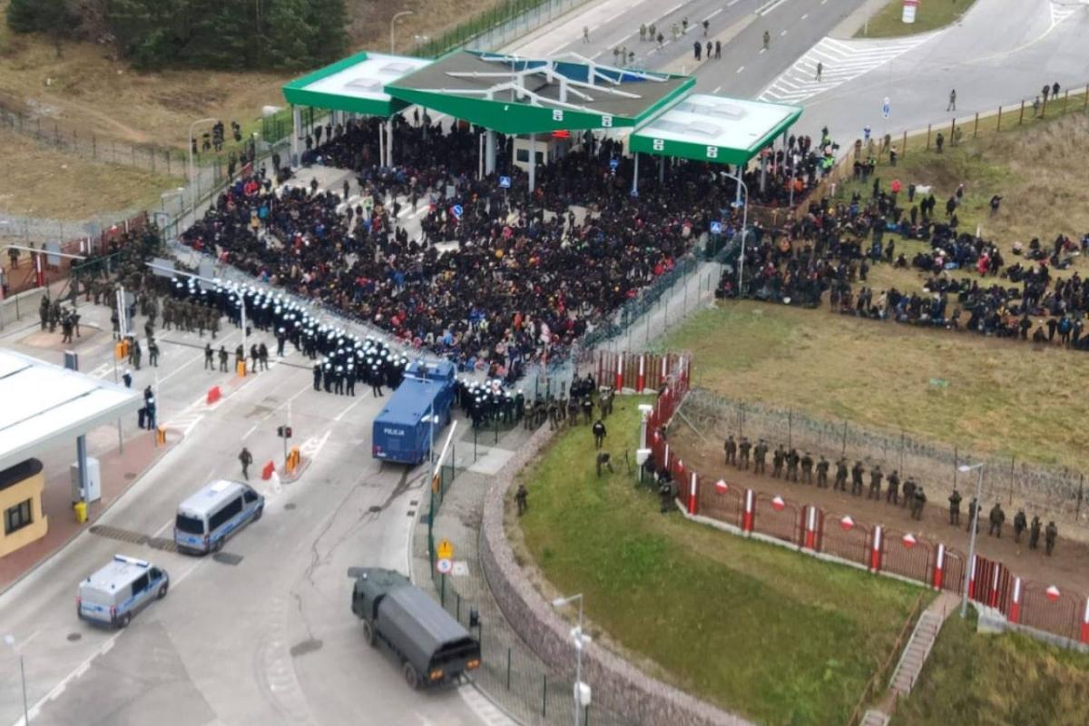 У МВС Польщі заявили, що нелегальні мігранти готуються штурмувати кордон У МВС Польщі заявили, що нелегальні мігранти готуються штурмувати кордон