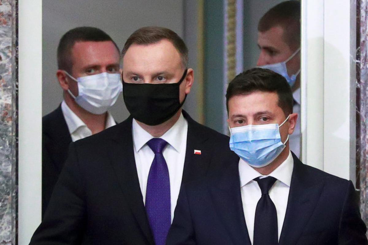 Зеленский провел телефонный разговор с Президентом Польши Дудой Зеленский провел телефонный разговор с Президентом Польши Дудой