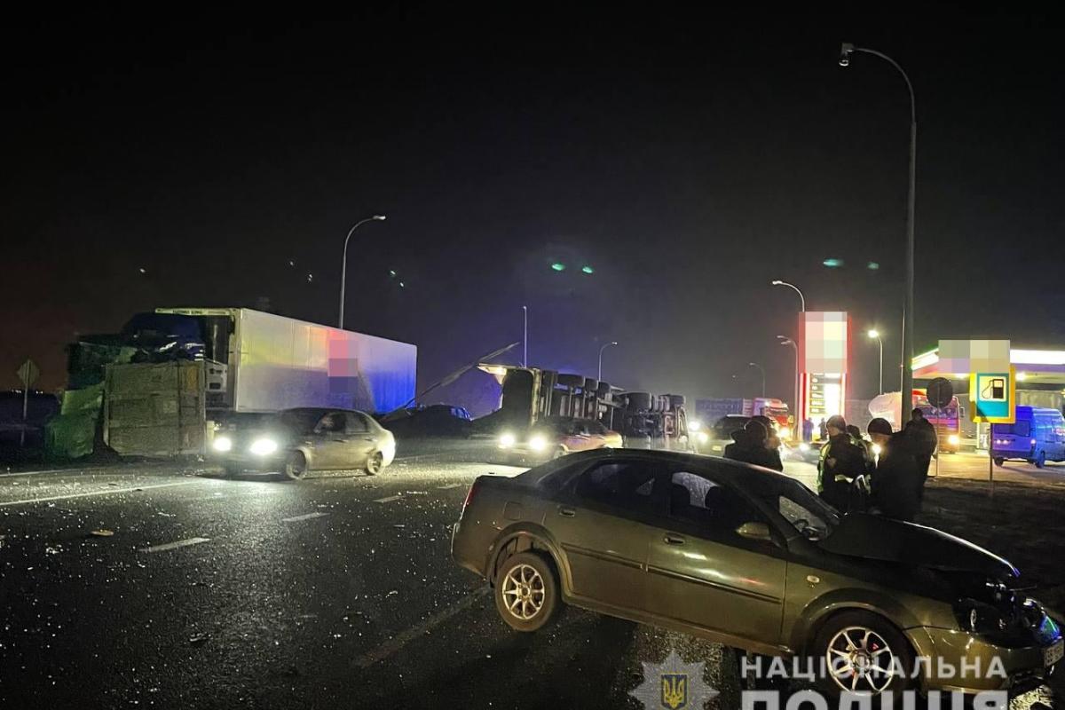 На въезде в Харьков произошло масштабное ДТП: 3 человека погибли, 5 пострадали На въезде в Харьков произошло масштабное ДТП: 3 человека погибли, 5 пострадали