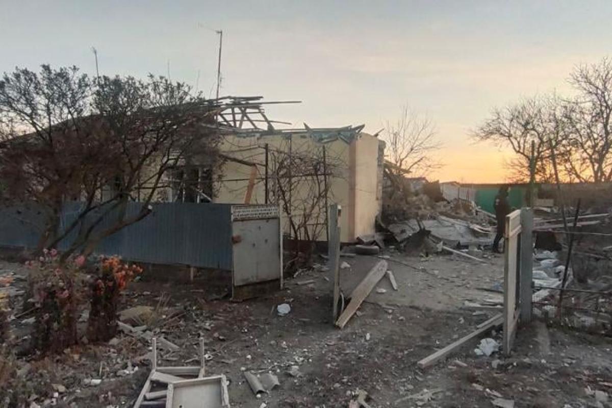 На Донбассе оккупанты обстреляли мирный поселок: разрушены дома, под завалами оказались люди На Донбассе оккупанты обстреляли мирный поселок: разрушены дома, под завалами оказались люди