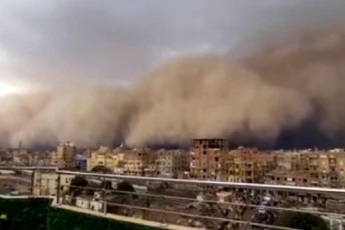 На Єгипет обрушилися сильні зливи і піщана буря На Єгипет обрушилися сильні зливи і піщана буря