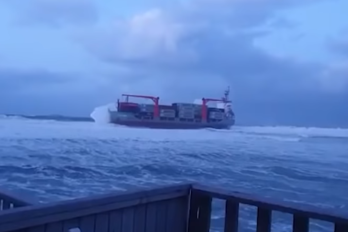 Недалеко от Владивостока сел на мель и треснул 100-метровый контейнеровоз Недалеко от Владивостока сел на мель и треснул 100-метровый контейнеровоз