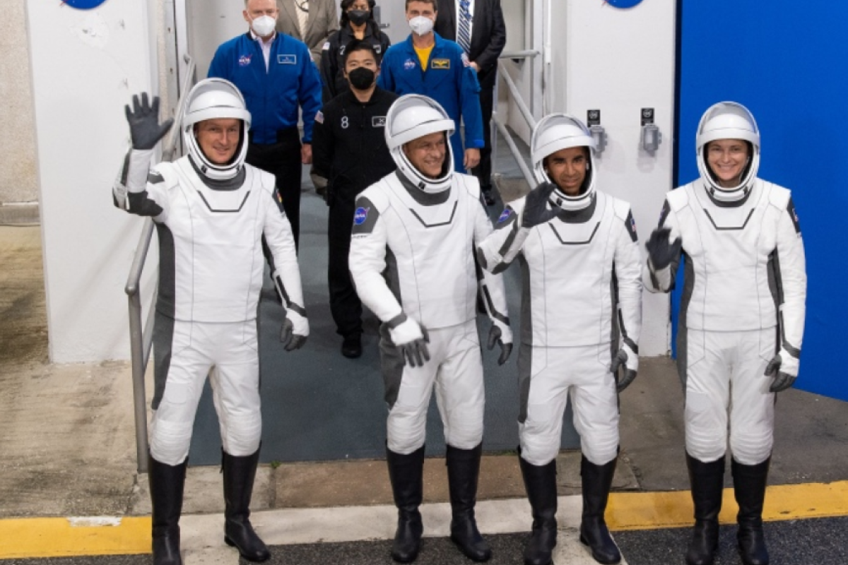 Корабель Crew Dragon відправив групу астронавтів на МКС