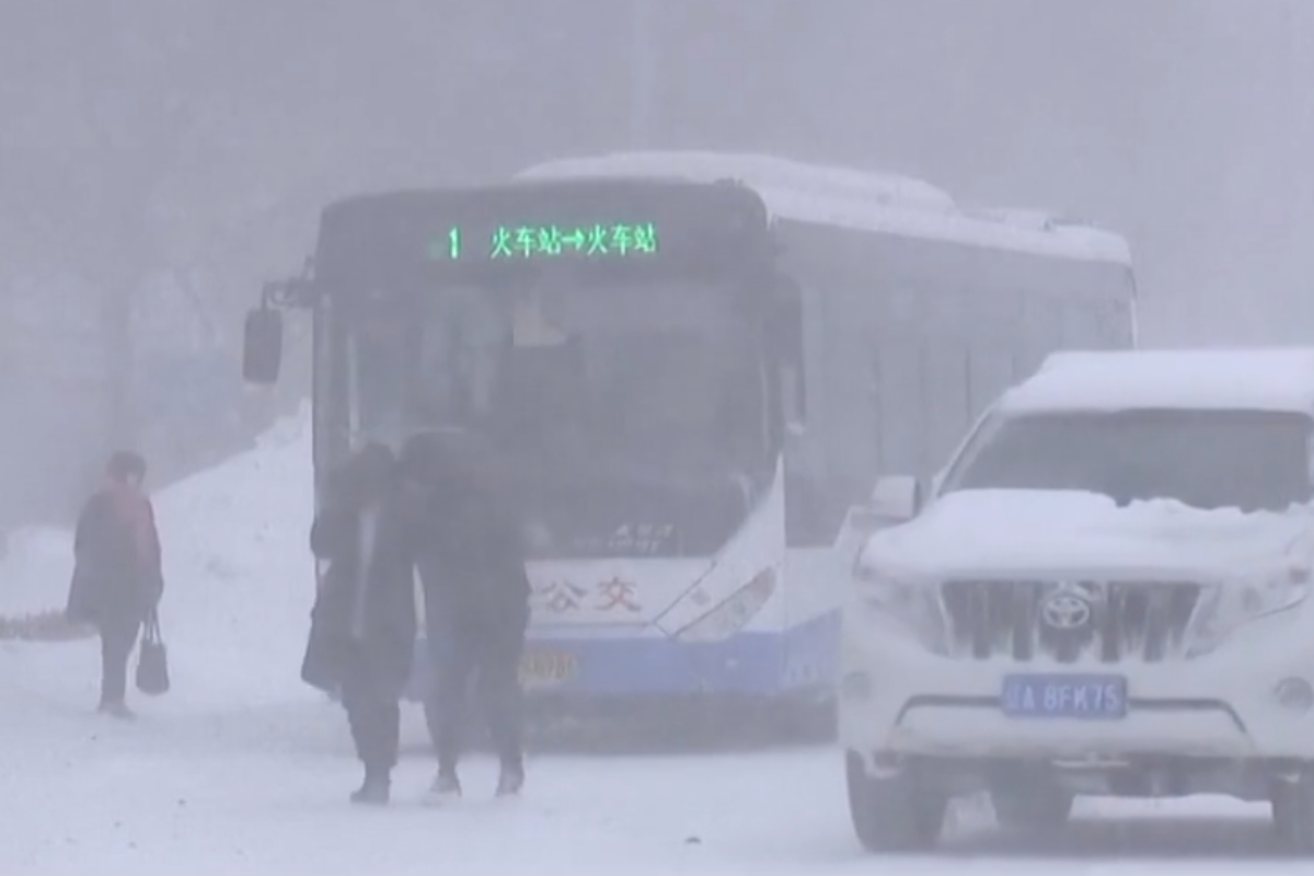 Китай накрили потужні снігопади: випало понад півметра снігу, є загиблий Китай накрили потужні снігопади: випало понад півметра снігу, є загиблий