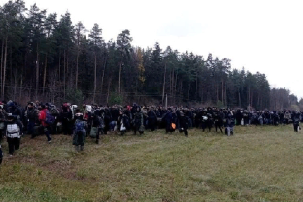 Огромная колонна мигрантов движется к белорусско-польской границе (видео) Огромная колонна мигрантов движется к белорусско-польской границе (видео)
