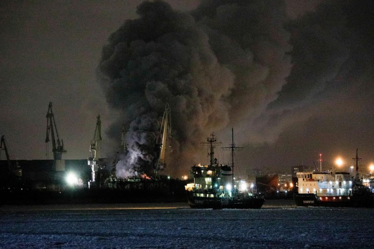 Російський корвет "Проворний", на будівництво якого витратили 30 мільярдів рублів, знищено пожежею: кадри Російський корвет "Проворний", на будівництво якого витратили 30 мільярдів рублів, знищено пожежею: кадри