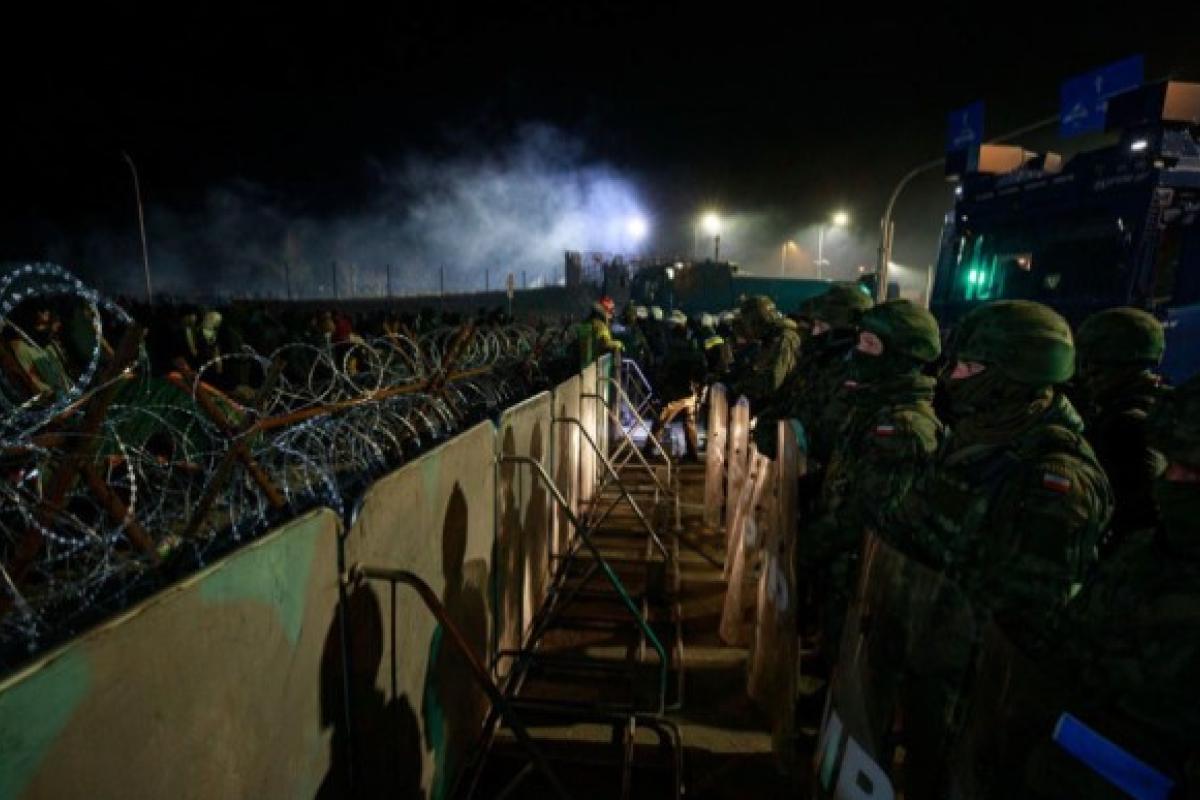 Мігранти намагалися силою прорватися через кордон Польщі Мігранти намагалися силою прорватися через кордон Польщі