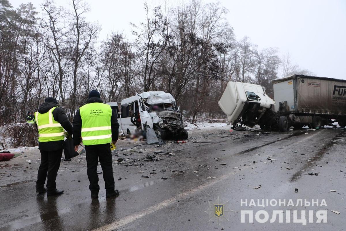 Страшное ДТП на Черниговщине: количество жертв возросло до 13, дорога перекрыта Страшное ДТП на Черниговщине: количество жертв возросло до 13, дорога перекрыта
