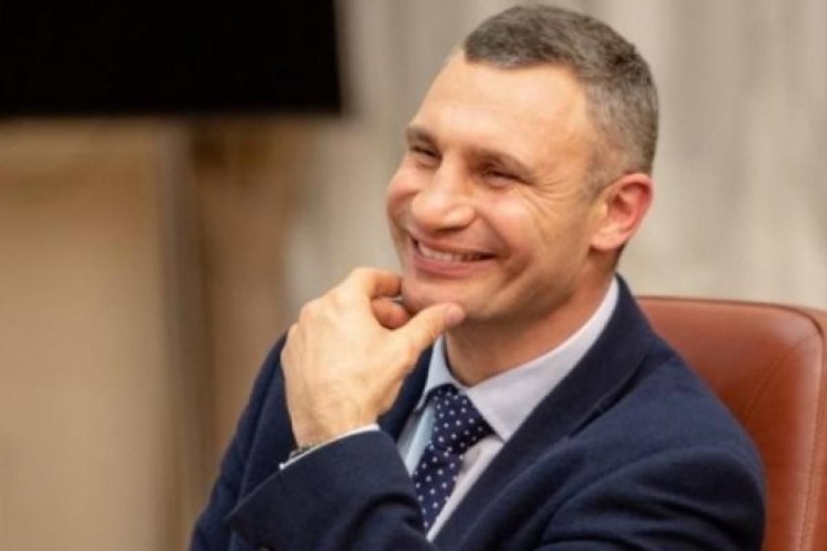 Мэр из будущего: Кличко поздравил киевлян с 2222 годом (видео) Мэр из будущего: Кличко поздравил киевлян с 2222 годом (видео)