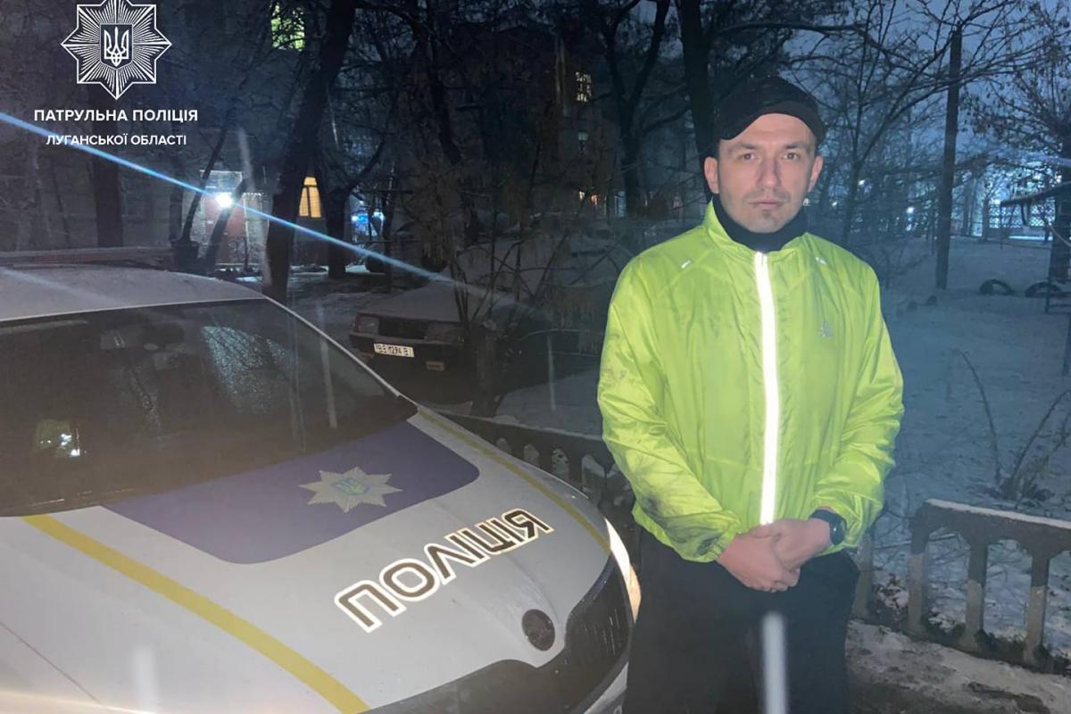 В Северодонецке патрульный вне службы спас ребенка из горящей квартиры В Северодонецке патрульный вне службы спас ребенка из горящей квартиры