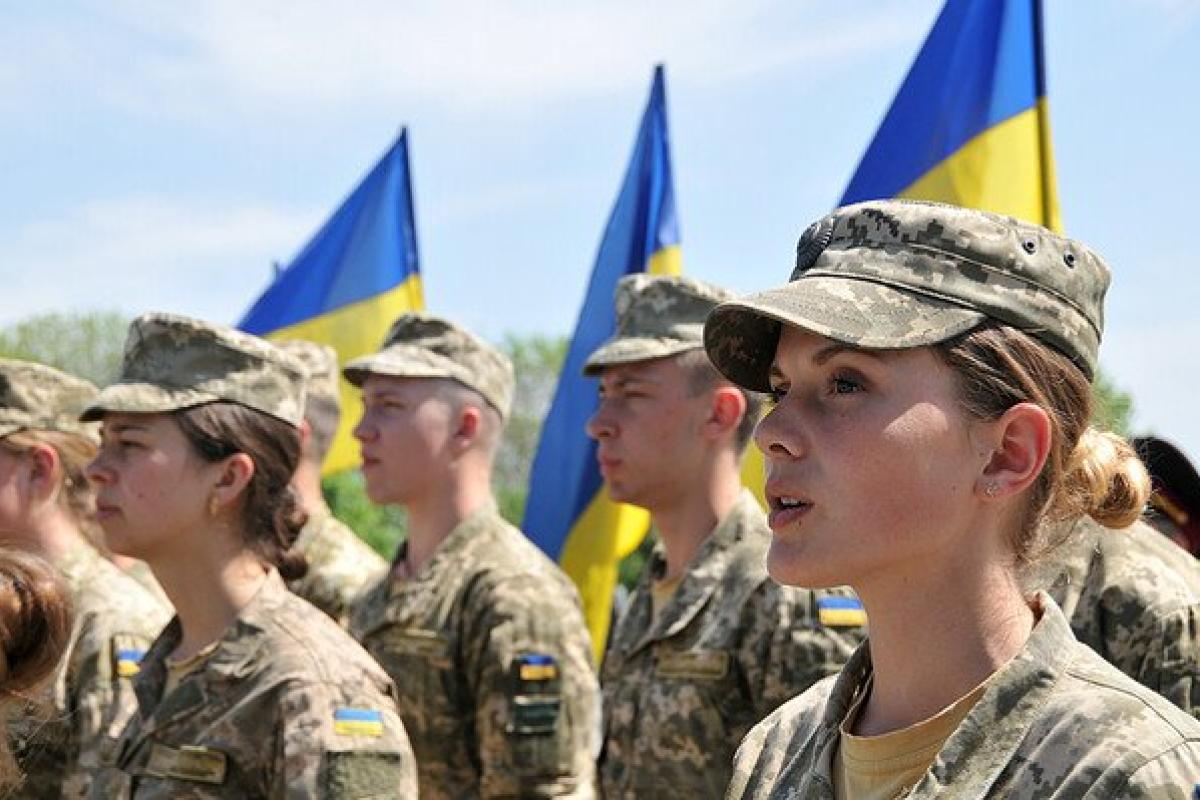 "Издевательство": украинцы требуют отменить обязательный воинский учет для женщин "Издевательство": украинцы требуют отменить обязательный воинский учет для женщин