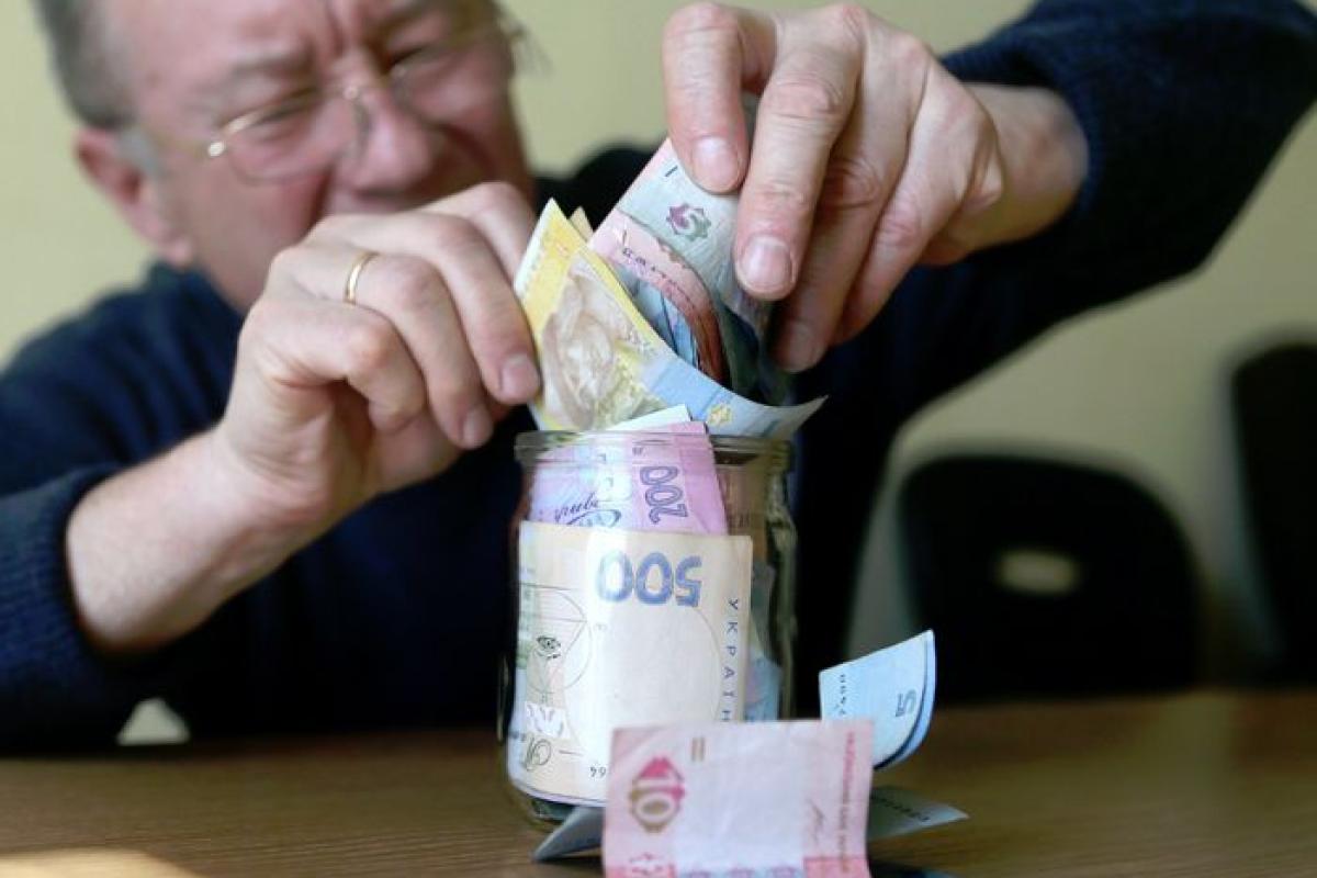 В Україні почнуть впроваджувати накопичувальну пенсію: на кому першому випробують новацію