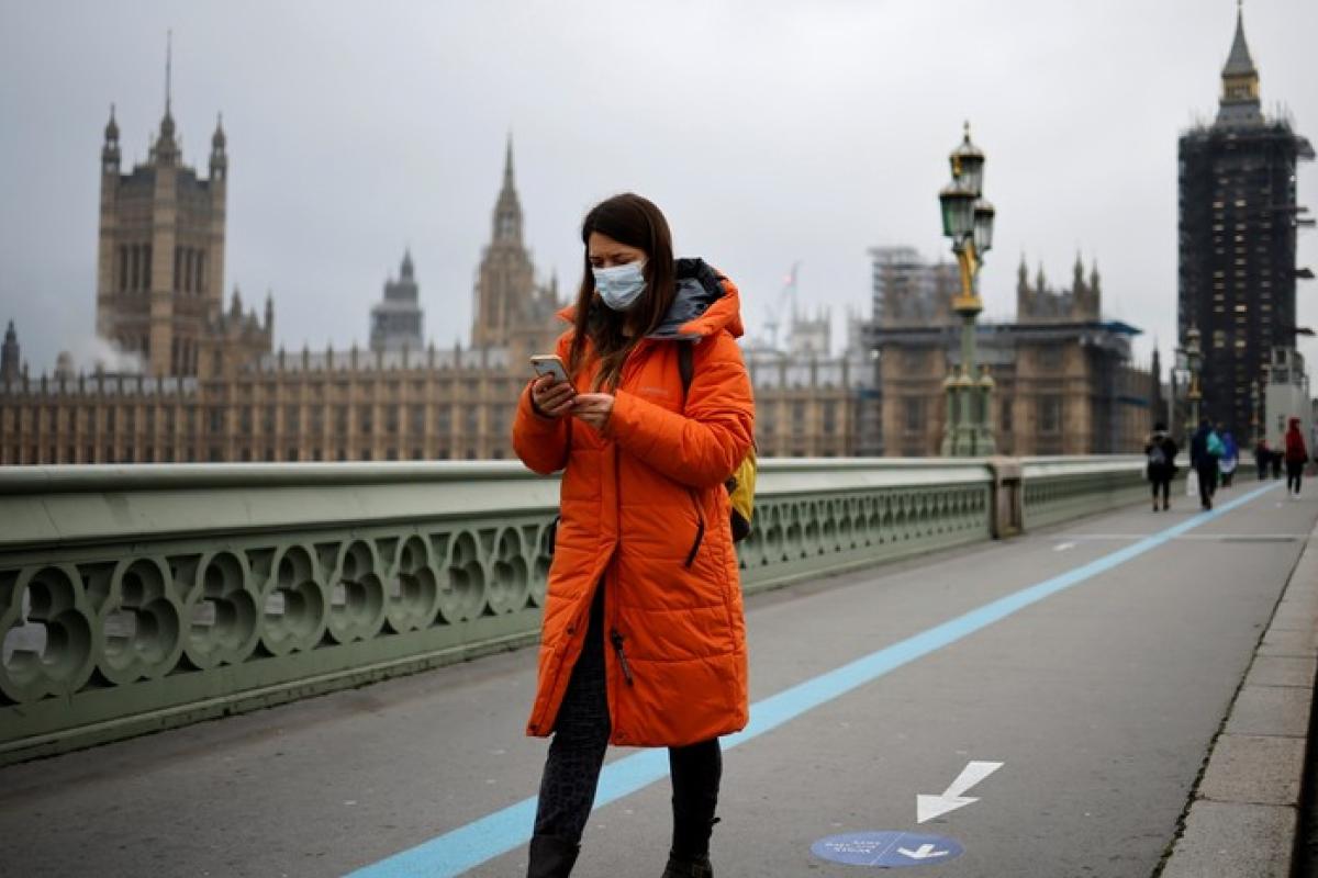 "Омикрон" атакует: Европейские страны обновляют рекорды заболеваемости COVID-19