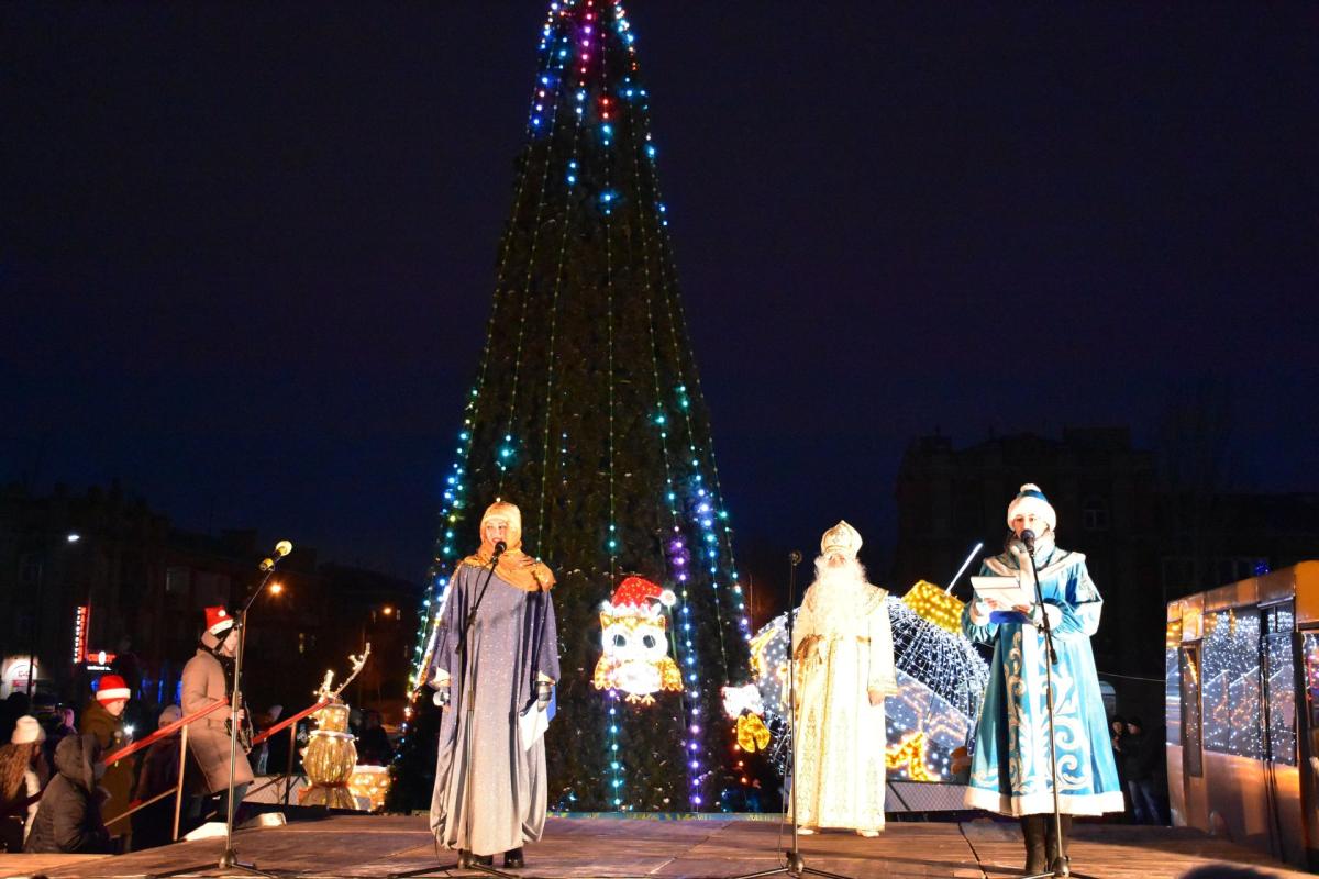 У Сєвєродонецьку зустріли Вефлеємський вогонь миру та відкрили головну ялинку міста У Сєвєродонецьку зустріли Вефлеємський вогонь миру та відкрили головну ялинку міста