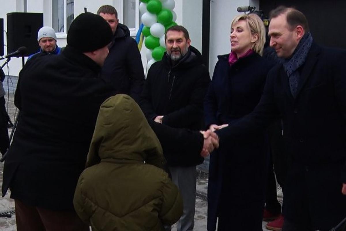 На Луганщині відкрили будинок для переселенців: ключі отримали 12 сімей На Луганщині відкрили будинок для переселенців: ключі отримали 12 сімей