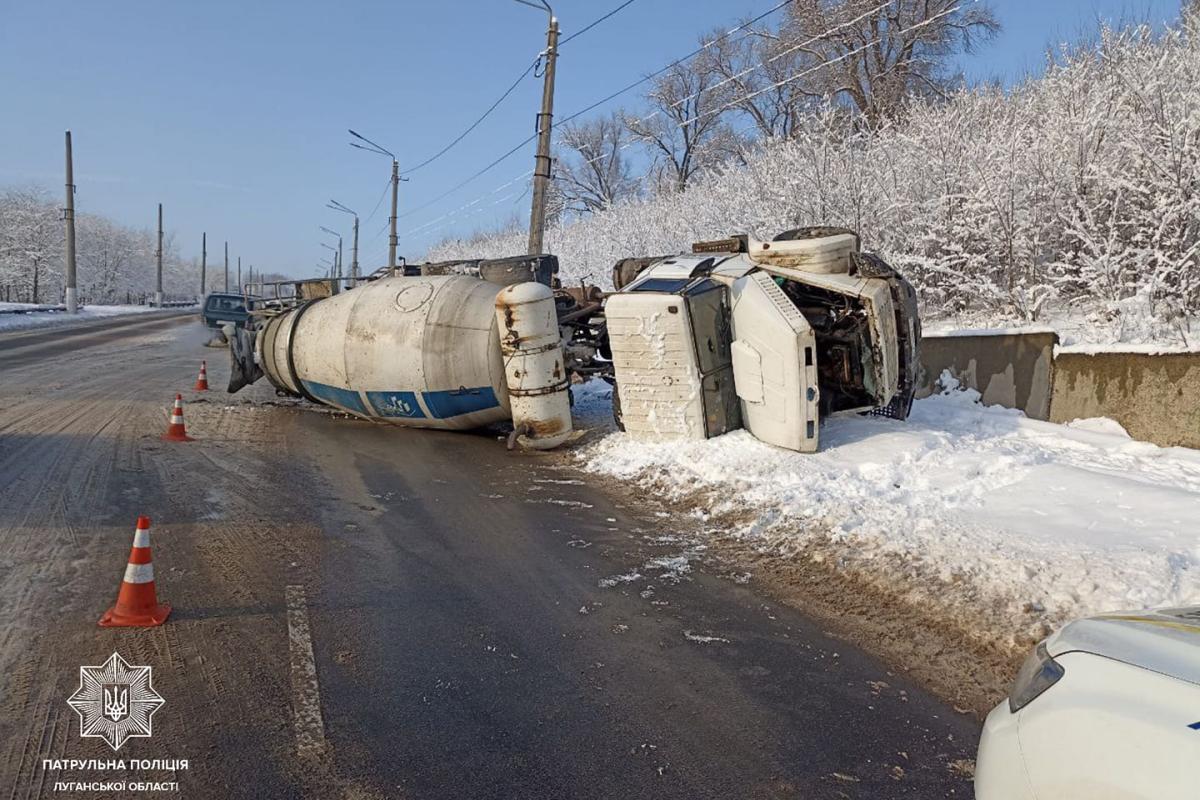 У Лисичанську на Горі Поповій перевернувся бетонозмішувач У Лисичанську на Горі Поповій перевернувся бетонозмішувач