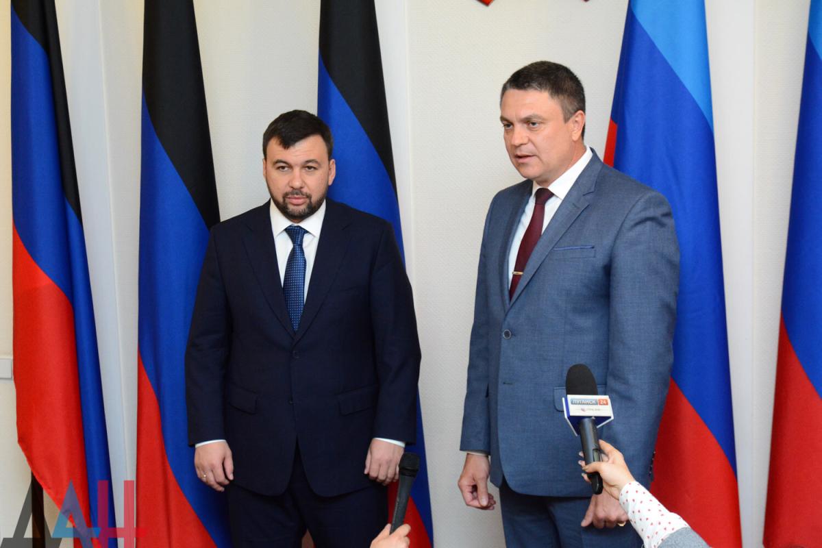 Медведев вручил главарям ОРДЛО партбилеты "Единой России"