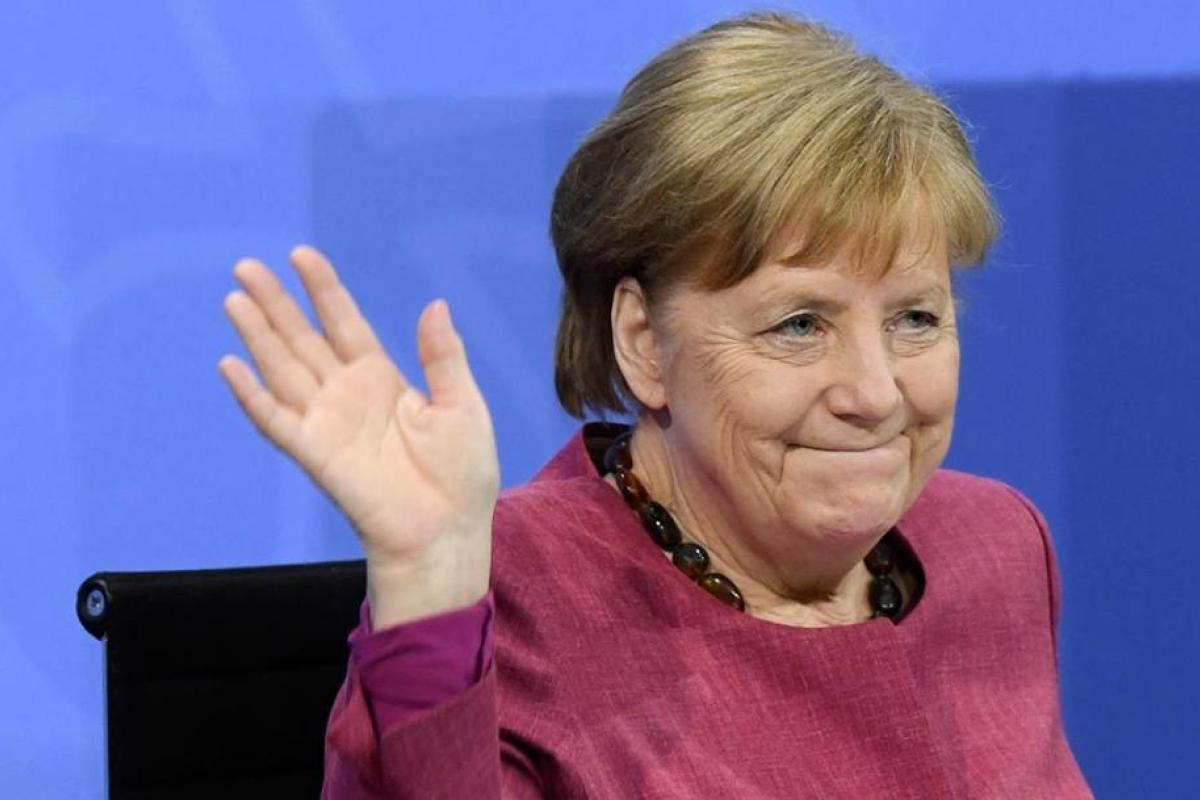 Під панк-рок та з факельною ходою: Меркель проводили з посади канцлера Під панк-рок та з факельною ходою: Меркель проводили з посади канцлера