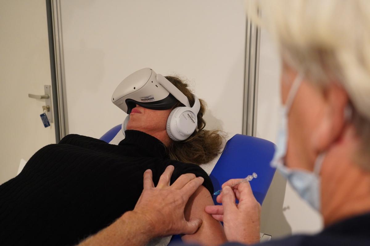 В Нидерландах тем, кто боится уколов, делают прививки в очках виртуальной реальности В Нидерландах тем, кто боится уколов, делают прививки в очках виртуальной реальности