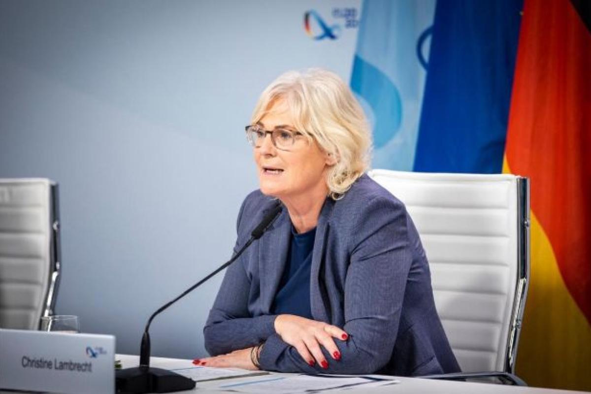 Нова міністр оборони Німеччини виступає за посилення санкцій проти оточення Путіна Нова міністр оборони Німеччини виступає за посилення санкцій проти оточення Путіна