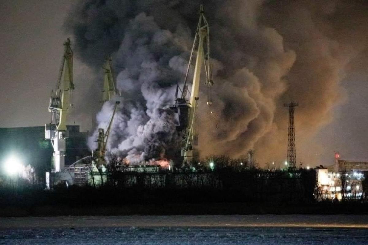 В Санкт-Петербурге горит строящийся корвет "Проворный" В Санкт-Петербурге горит строящийся корвет "Проворный"