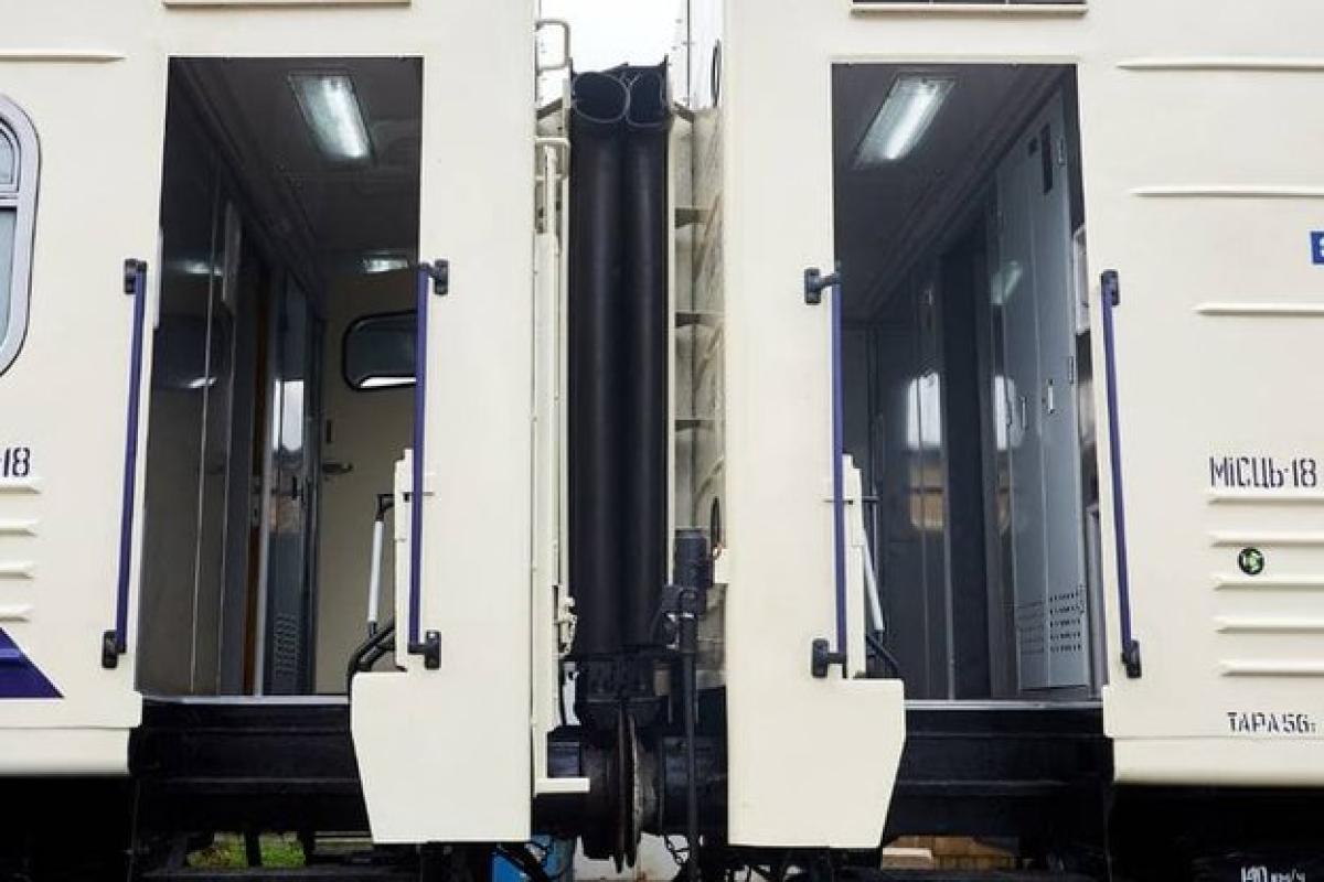 "Укрзалізниця" почала продаж квитків через Facebook і Apple Messages