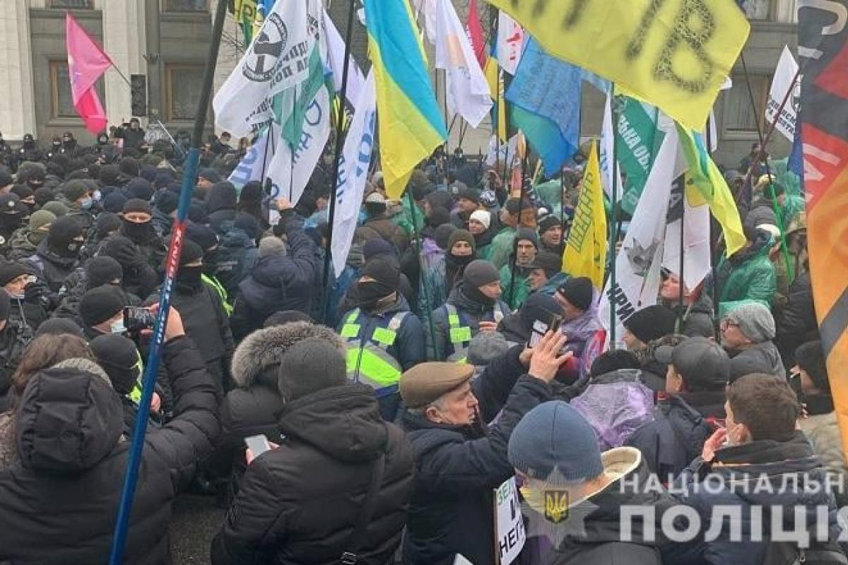 Под Верховной Радой митингуют предприниматели: в ход пошли файеры и петарды, есть пострадавшие Под Верховной Радой митингуют предприниматели: в ход пошли файеры и петарды, есть пострадавшие