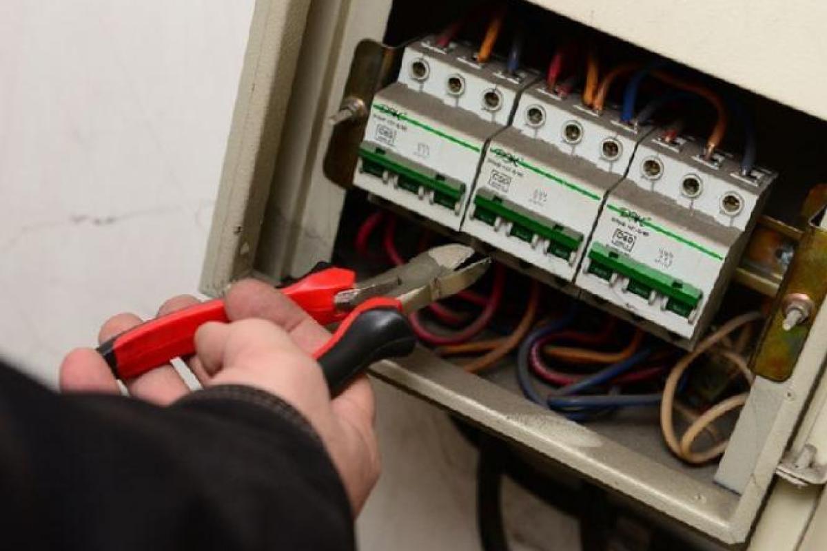 На Луганщині скоро почнуть масово відрізати світло боржникам На Луганщині скоро почнуть масово відрізати світло боржникам