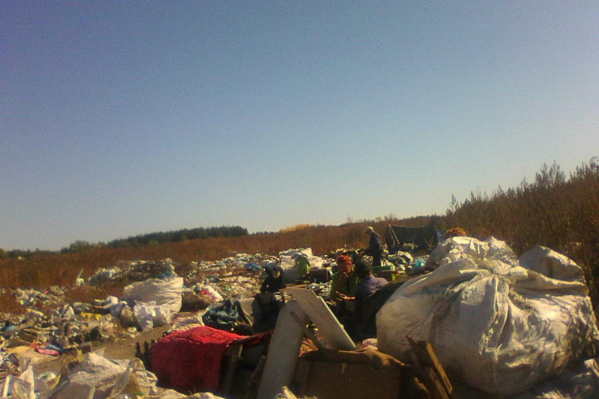Побутові відходи - "ліквідна валюта", джерело виживання для рубіжанських бомжів на полігоні Побутові відходи - "ліквідна валюта", джерело виживання для рубіжанських бомжів на полігоні