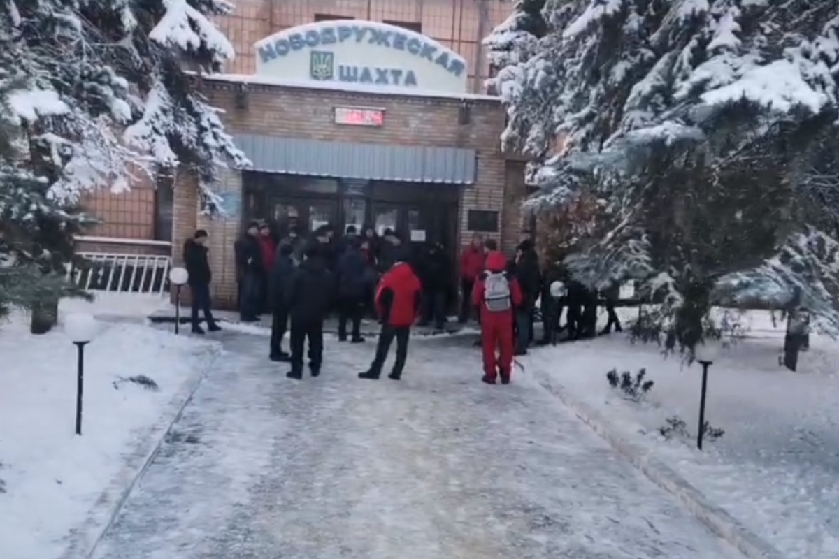 Ситуация на шахте "Новодружеская": шахтеры бастуют вторую неделю, местные власти не реагируют