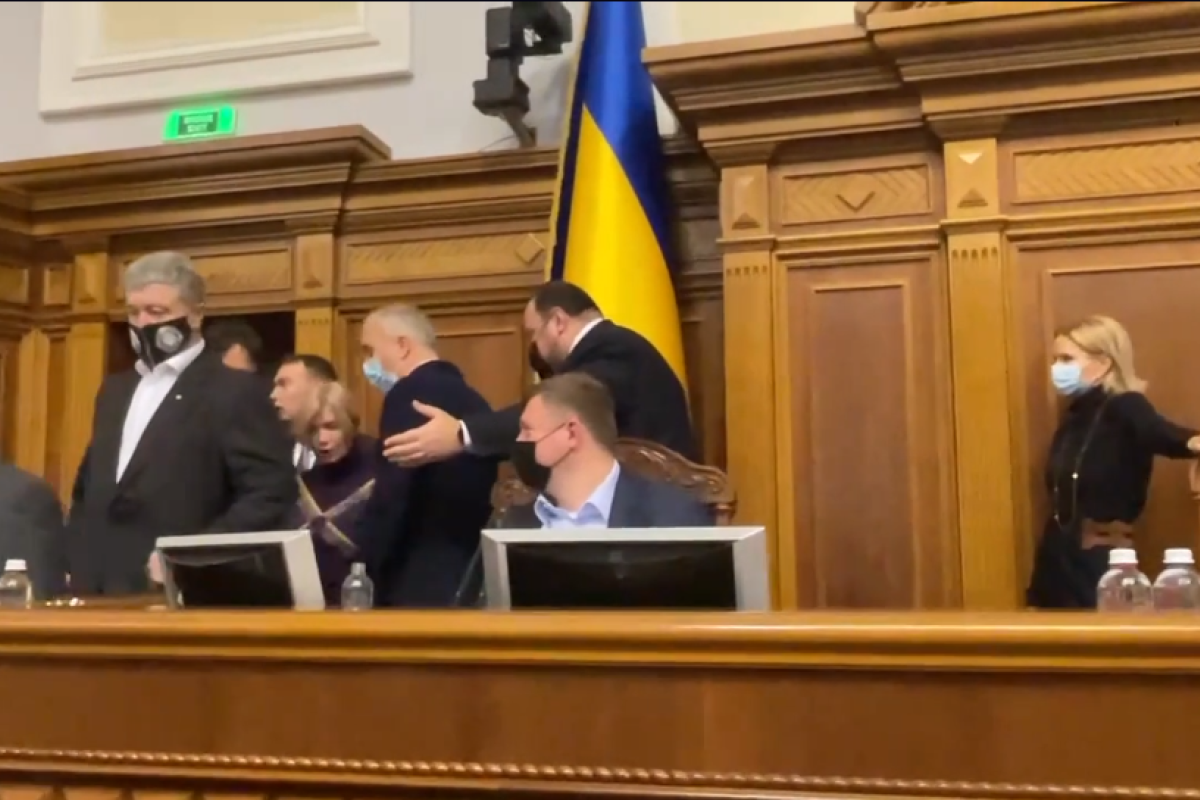 Конфликт в Верховной Раде: "Слуга" Ковальчук поскандалил с депутатами "Евросолидарности" Конфликт в Верховной Раде: "Слуга" Ковальчук поскандалил с депутатами "Евросолидарности"