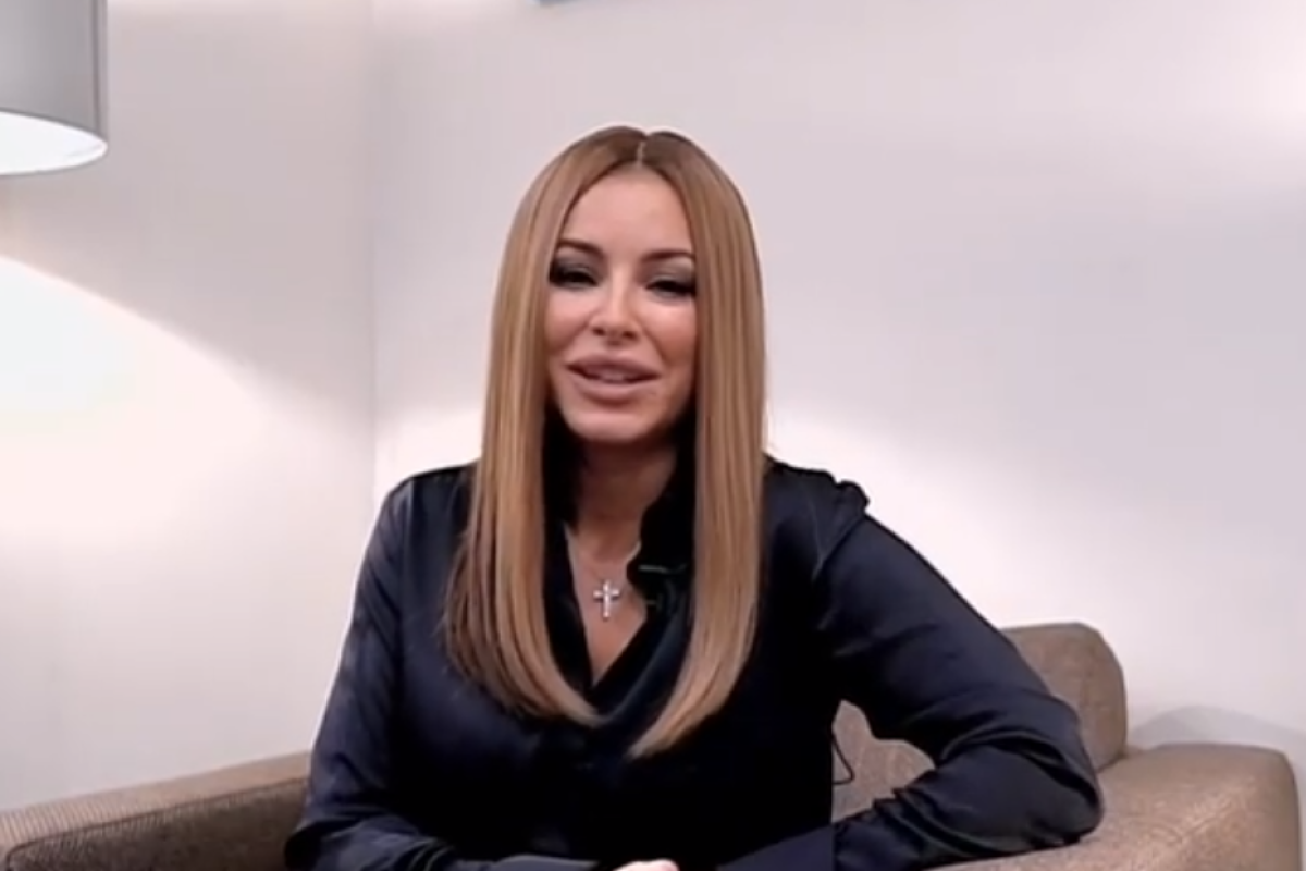 "Неужели не видит, что себя уродует": "Обновленное" лицо Ани Лорак смутило фанатов "Неужели не видит, что себя уродует": "Обновленное" лицо Ани Лорак смутило фанатов