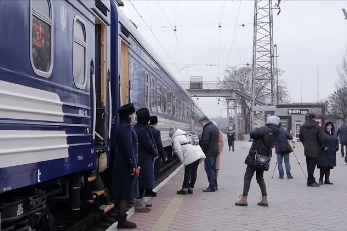 Поїзд "Укрзалізниці" з найдовшим маршрутом вирушив у перший рейс: у його складі нові комфортабельні вагони Поїзд "Укрзалізниці" з найдовшим маршрутом вирушив у перший рейс: у його складі нові комфортабельні вагони