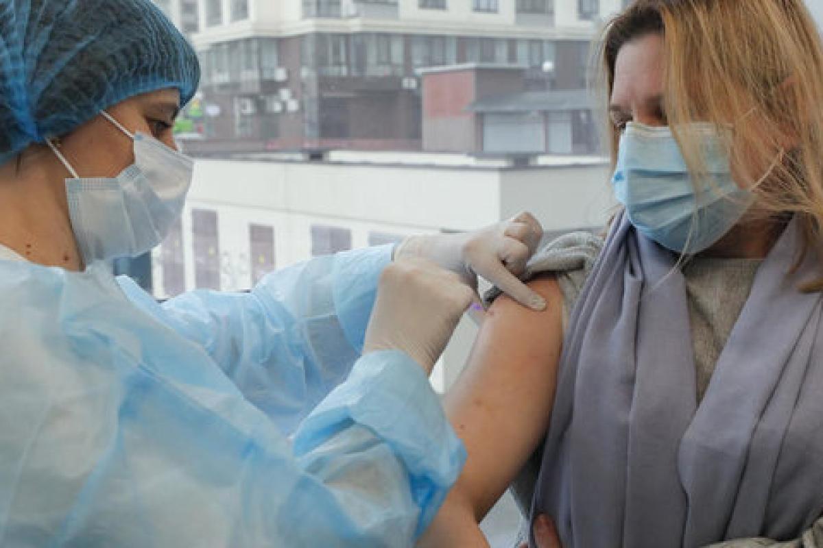 Обов'язкова вакцинація від COVID-19: МОЗ розширило список професій Обов'язкова вакцинація від COVID-19: МОЗ розширило список професій