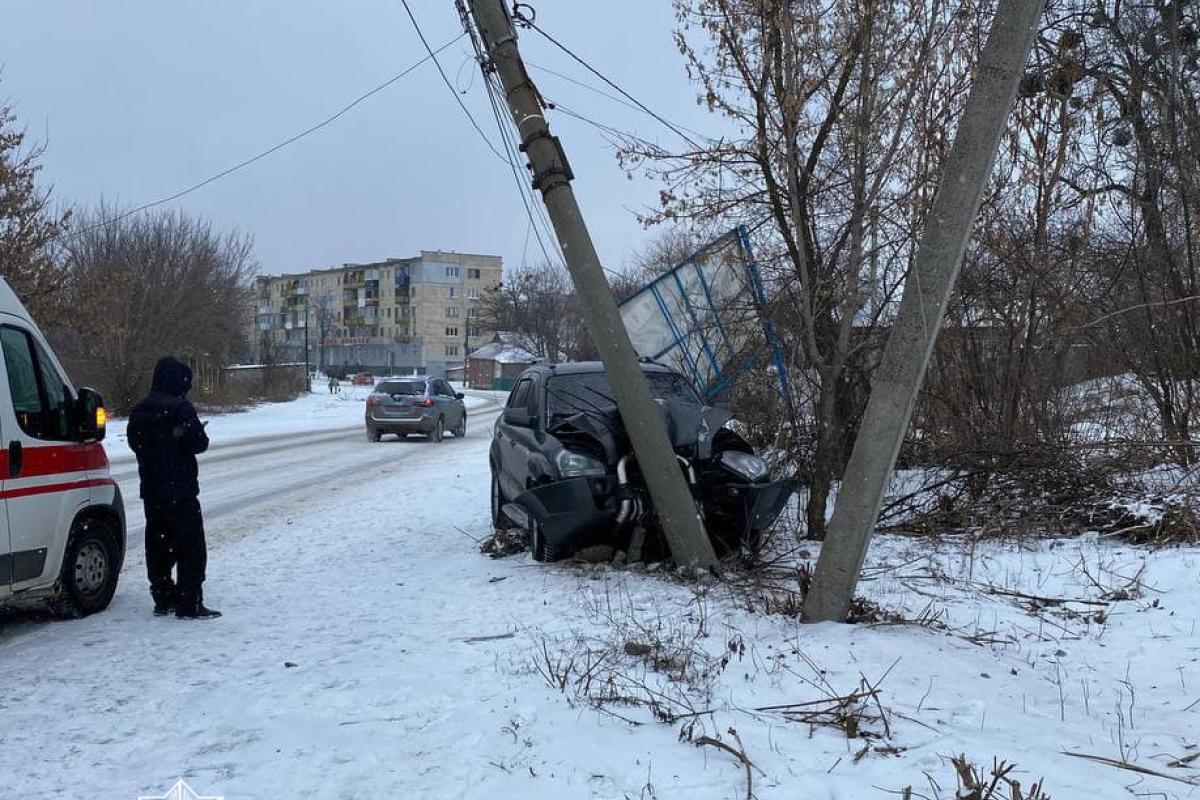 ДТП у Лисичанську: водій заснув за кермом і врізався у стовп ДТП у Лисичанську: водій заснув за кермом і врізався у стовп