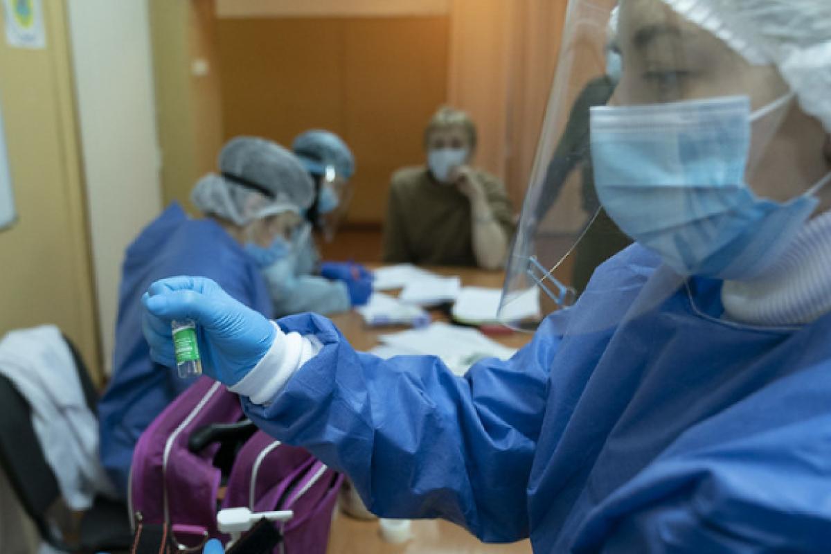 Невакцинованих медиків і комунальників з 31 січня будуть усувати від роботи