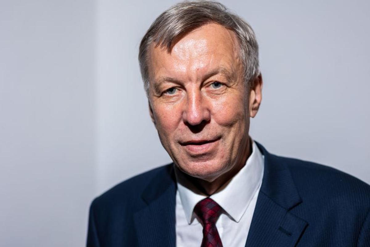 Німецький депутат-антивакцинатор сидітиме у скляному боксі під час засідань Німецький депутат-антивакцинатор сидітиме у скляному боксі під час засідань