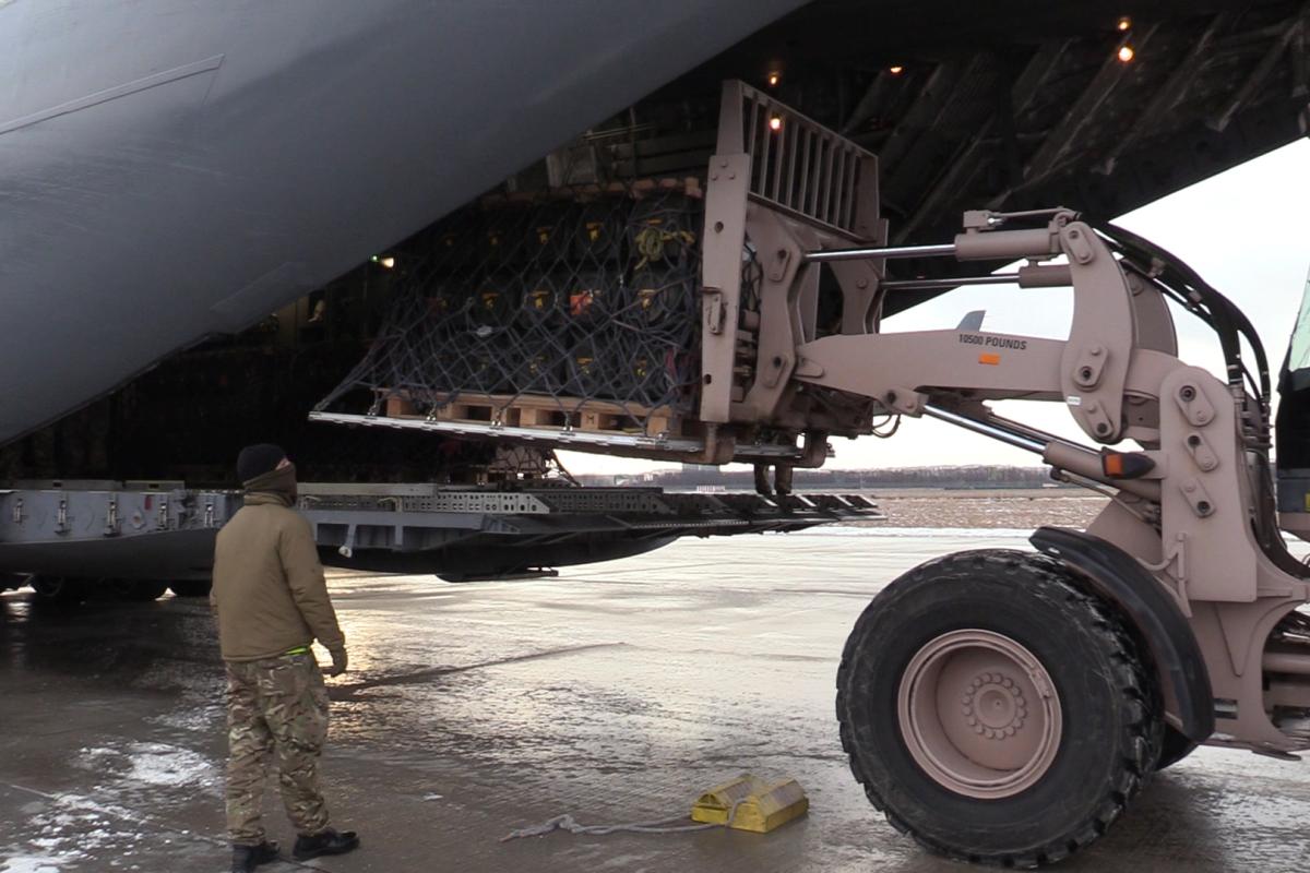 Військова допомога Україні від Великобританії: у Міноборони показали, що всередині літака Військова допомога Україні від Великобританії: у Міноборони показали, що всередині літака