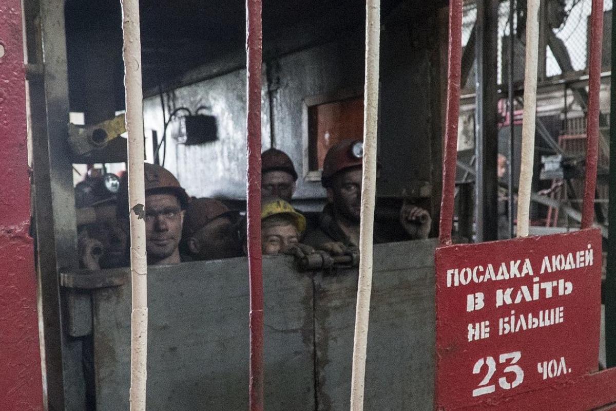 ЧП на шахте в Кривом Роге: более 20 горняков на 10 часов застряли в клети в вентиляционном стволе ЧП на шахте в Кривом Роге: более 20 горняков на 10 часов застряли в клети в вентиляционном стволе
