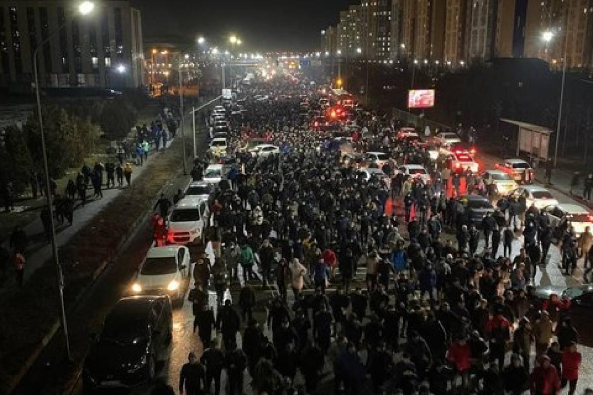 Протесты в Казахстане: люди требуют отставки правительства, начались стычки с силовиками и задержания
