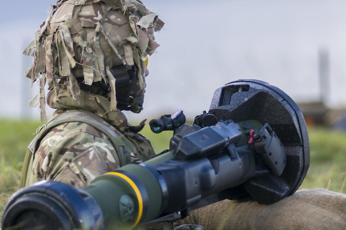 Великобританія почала поставляти протитанкову зброю в Україну: літаки летять в обхід Німеччини