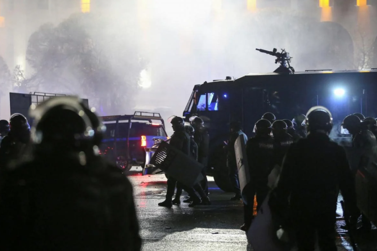 У Казахстані деякі силовики здаються і переходять на бік протестуючих