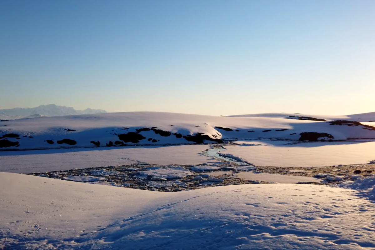 Последствия извержения подводного вулкана возле Тонга наблюдали в Антарктиде Последствия извержения подводного вулкана возле Тонга наблюдали в Антарктиде