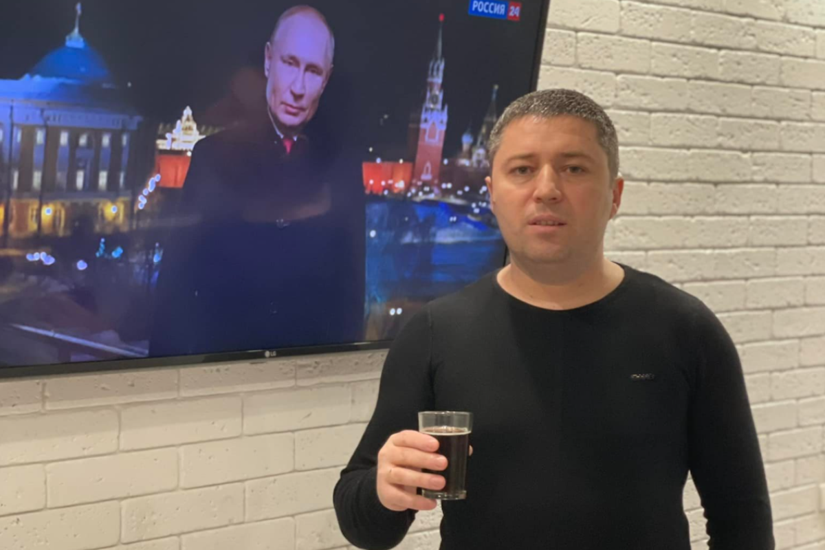 Депутат с Одесчины поздравил с Новым годом на фоне Путина Депутат с Одесчины поздравил с Новым годом на фоне Путина